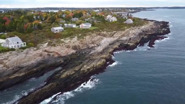 Vídeo Panela Aérea Através Penhascos Rochosos Casas Ilhas Costa Maine — Vídeo de Stock