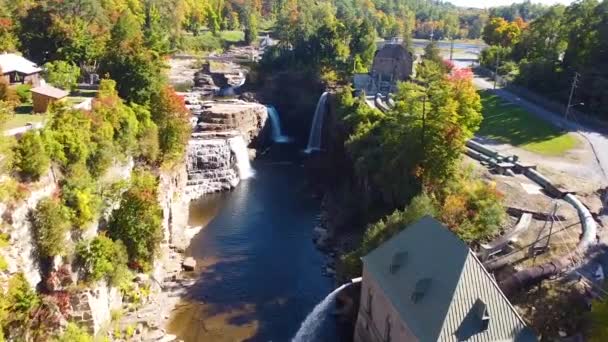 水力発電所と崖の上の複数の大規模な滝と見事な渓谷の上空の空中逆ビデオ — ストック動画