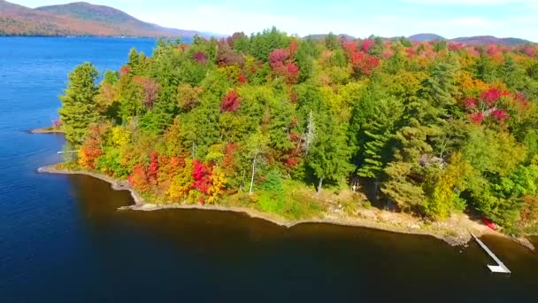 Video Pan Aéreo Sobre Lago Con Bosque Otoño Que Cubre — Vídeos de Stock