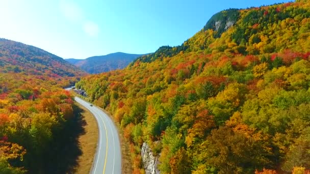 在新罕布什尔州山顶落叶时 空中倒挂在令人叹为观止的道路上的录像 — 图库视频影像