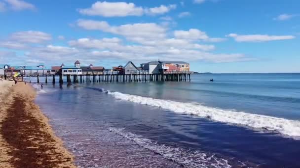 Wideo Lotu Ptaka Widok Plażę Maine Fal Awarii Stare Drewniane — Wideo stockowe