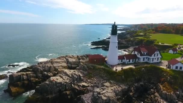 Maine Sahil Şeridindeki Ikonik Beyaz Deniz Fenerinin Tepesinde Kayalık Kayalıkların — Stok video