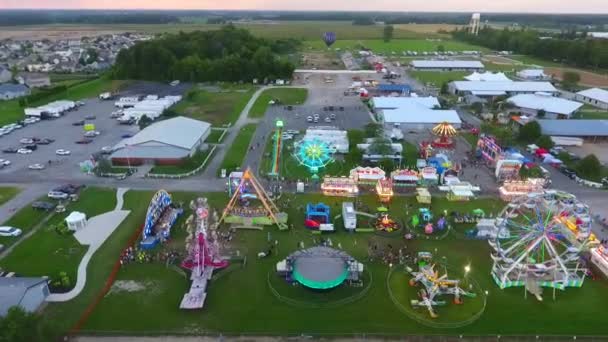 インディアナ州中西部のアレン郡フェアカーニバル周辺の夕暮れの空中パンニングのビデオ — ストック動画