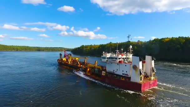 从上游经缅因州河流的泛舟绕着商船后部的录像 — 图库视频影像
