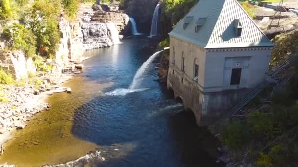 Video Aerial Volare Canyon Mozzafiato Con Centrale Idroelettrica Più Grandi — Video Stock