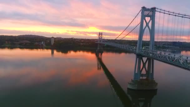 Video Antény Podél Mostu Hudson River Ohromujícím Růžovým Zlatým Svitem — Stock video