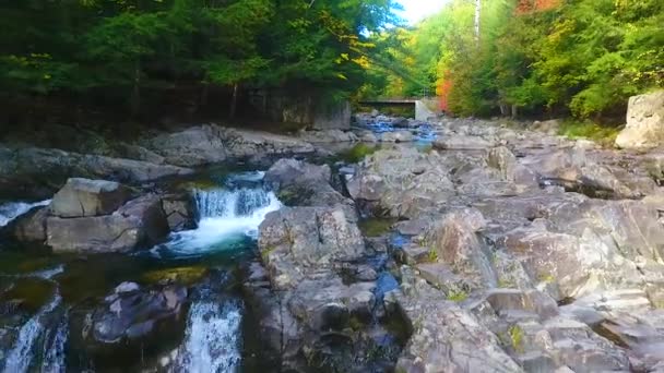 Vídeo Aerial Para Trás Sobre Camadas Cachoeiras Derramando Sobre Rochas — Vídeo de Stock