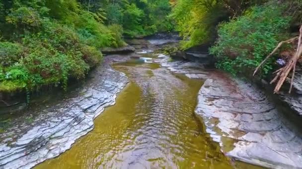 Vídeo Aerial Para Trás Borda Cachoeira Enorme Cima Com Vista — Vídeo de Stock