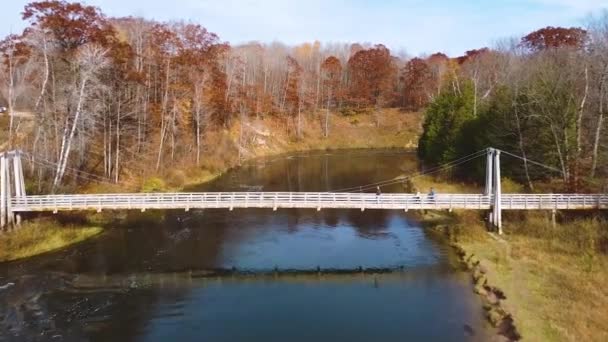 在密西根州河流上的悬索桥上 晚秋的录像让空中兴奋不已 就在桥上 — 图库视频影像