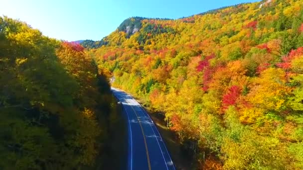 Video Aerial Sobre Las Carreteras New Hampshire Durante Pico Otoño — Vídeos de Stock