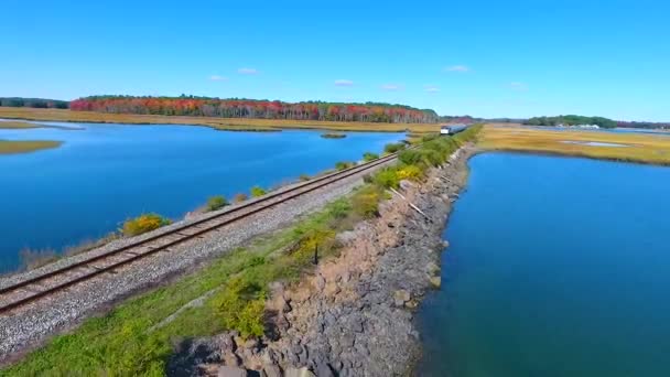 Vídeo Aerial Seguindo Trem Passageiros Amtrak Trilhas Ponte Enquanto Atravessa — Vídeo de Stock