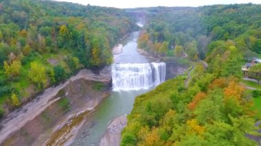 New York 'taki büyük kanyon boyunca uzanan Aerial' ın videosu. Letchworth Şelaleleri renkli ağaçlarla çevrili.