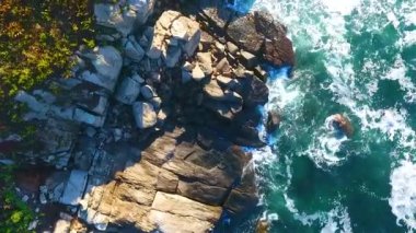 Maine 'in Rocky sahillerine yukarıdan bakan Aerial' ın videosu çarpan dalgalara bakıyor.