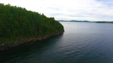 Vermont kıyısındaki yemyeşil ormanlı uçurumların yanından geçen Aerial 'ın videosu.