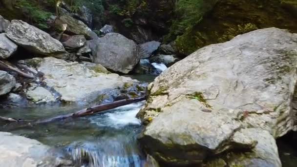 Video Vom Tiefflug Entlang Des Flusses Richtung Atemberaubender Wasserfall Wasserbecken — Stockvideo
