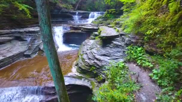 纽约北部的空中穿越层状岩石和带着瀑布沿着峡谷行走的视频 — 图库视频影像