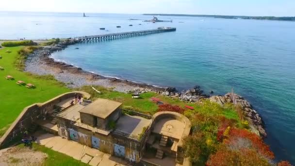 空中俯瞰公园内的旧军事堡垒 俯瞰缅因州的海洋和码头 俯瞰灯塔 — 图库视频影像