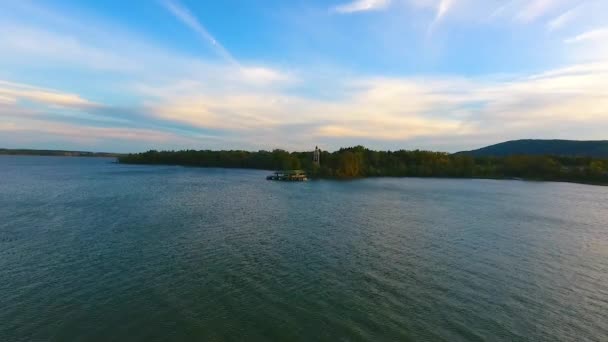 Sonbahar Kıyılarına Doğru Büyük Rıhtım Çimento Deniz Feneri Kulesinin Yanına — Stok video