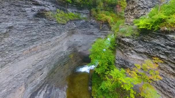 空中穿越峡谷走向大瀑布的录像 背景为石拱桥 — 图库视频影像