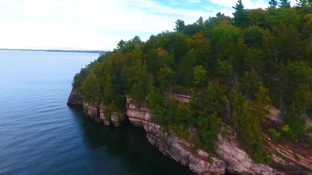 Відео Повітря Над Скелями Узбережжі Вермонту Буйним Зеленим Лісом Зверху — стокове відео