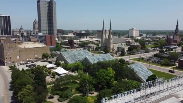 Video Van Aerial Botanical Conservatory Fort Wayne Met Centrum Achtergrond — Stockvideo