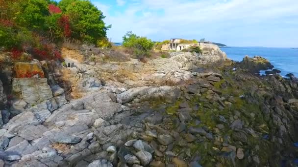 Dalgalar Arası Aerial Videosu Maine Deki Kayalık Sahil Şeridine Çarpıyor — Stok video