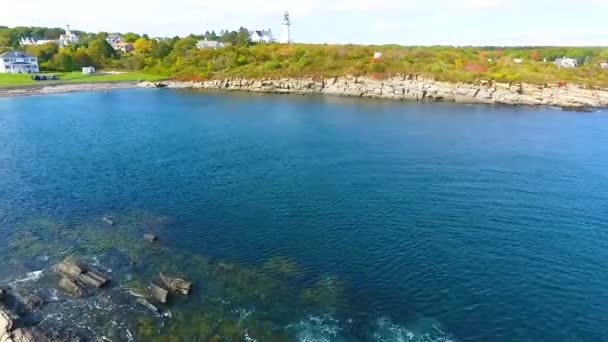 Video Van Aerial Rotsachtige Kustlijn Met Ondiep Water Golven Die — Stockvideo