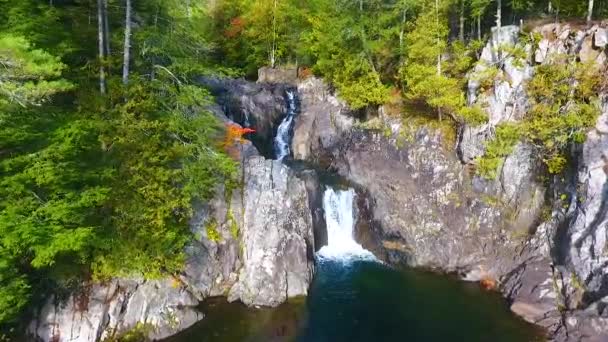 Vídeo Até Belas Cachoeiras Azuis Derramando Baldes Rocha Com Floresta — Vídeo de Stock