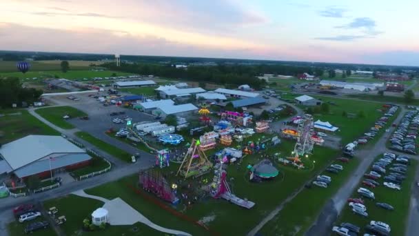 アレン郡の上空の空中パンのビデオ夕暮れ時のフェア航空カーニバル乗り物で — ストック動画