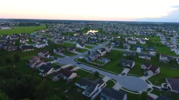 Video Cruce Aéreo Atardecer Sobre Viviendas Suburbanas Indiana — Vídeos de Stock