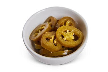 Jalapenos 'un görüntüsü küçük beyaz petri kabını doldurdu.