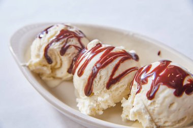 Dondurmalı tatlı, tatlı, kaliteli sütlü çikolata resmi.