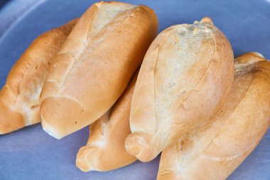 Bolillos 'un görüntüsü beş somun Meksika usulü yumuşak ekmek kayrak mavi-gri tepsi arka planda