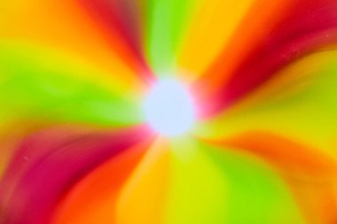 Soyut girdaplı gökkuşağı yıldız patlaması görüntüsü beyaz merkezin canlı renk arkaplan varlığı