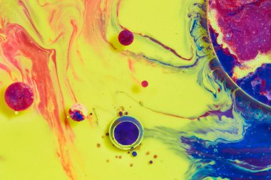 Uzaydaki soyut dünyaların görüntüsü. Galaksi gezegenleri mor, mavi, sarı güneş arkaplanı etrafında dönüyor.