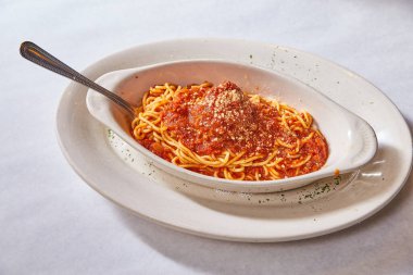 Tabakta kaşık resmi İtalyan spagettisi ve köfte sosu şehriye, beyaz arka plan varlığı.