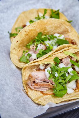 Görüntü: Carne Asada Caddesi Tacos Meksika beyaz soğanlı kişniş mısır tortilla beyaz kağıt tepsi siyah tepsi