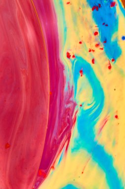 Uzay arkaplanındaki güneş patlamasının soyut sanatında canlı renklerin görüntüsü çakışıyor