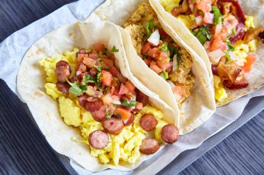 3 unlu tortilla Meksika kahvaltısı taco sosis sucuklu domuz pastırması.