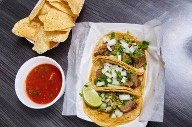 3 mısır tortilla lengua sığır dili taco Meksika usulü kırmızı salsa soslu.