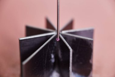 CMM makine programlama Metrolojisi tarafından dakika hatası için Pembe ve Çelik makine parçası sondasının resmi