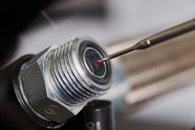 CMM makine sondasının görüntüsü küçük dakika makine hatası metroloji varlık arkaplanını denetliyor