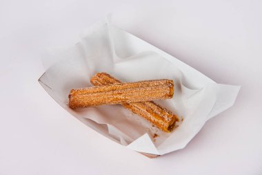 Küçük sepette churros olan beyaz varlık arkaplanı resmi