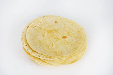 Beyaz arkaplanda önceden ızgara yapılmış 20 un tortilla yığınının yukarıdan aşağı görüntüsü