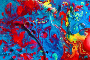 Baloncuk ve sütle birlikte arka planda dönen yağ denizinin canlı görüntüsü