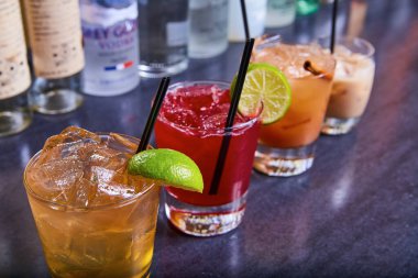 Uçan yaban mersinli votka margaritanın görüntüsü buzda siyah pipetleri karıştırıyor.