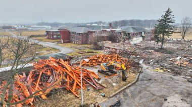 Büyük turuncu hurda metal yığını ve arkaplandaki dekonstrüksiyon Drone hava aracının varsayılan görüntüsü