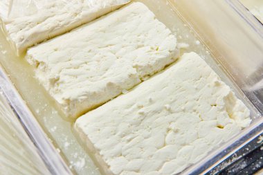 Krinos Evcil Yunan Feta beyaz peynirinin keçi sütünden yapılma konteynerinin yukarıdan aşağı görünümünün resmi