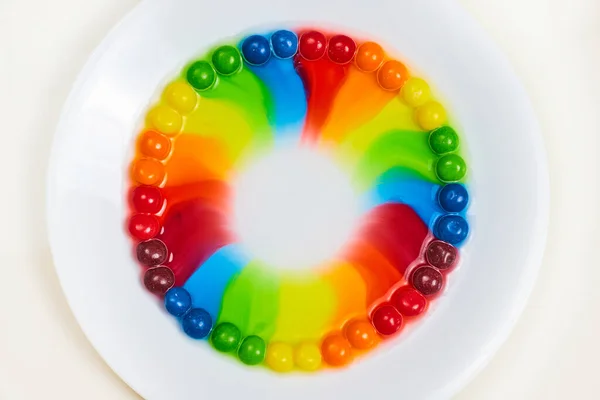 Kép Felső Nézet Szivárvány Skittles Cukorka Fehér Lemez Nyakkendő Die — Stock Fotó