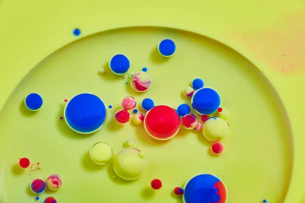 Imagen Placa Petri Abstracta Color Amarillo Con Bolas Esferas Aceite — Foto de Stock
